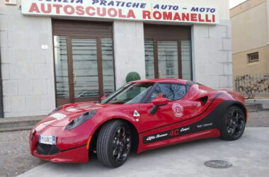 L'autoscuola compra un'Alfa Romeo 4C per insegnare i ragazzi a guidare