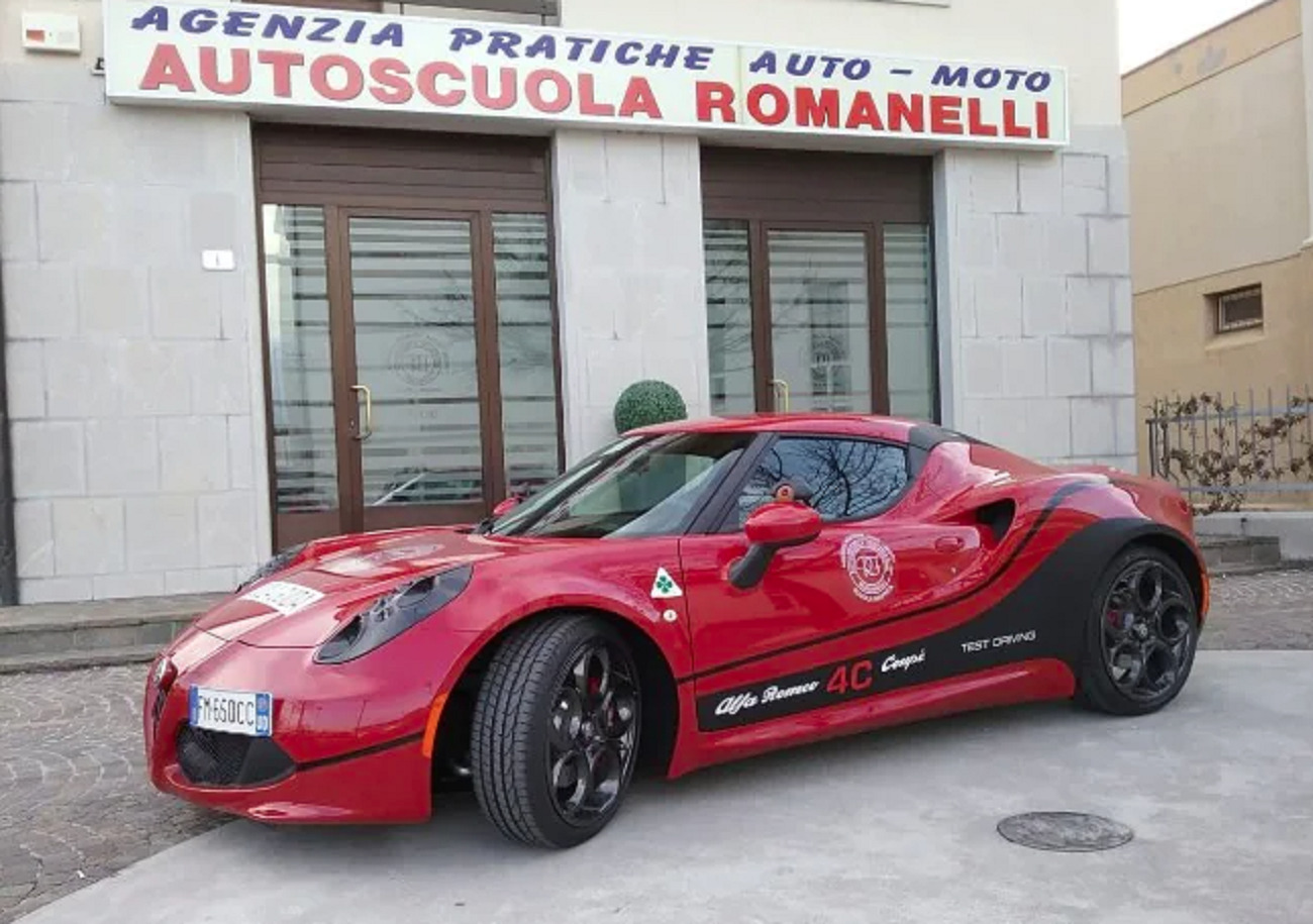 L'autoscuola compra un'Alfa Romeo 4C per insegnare i ragazzi a guidare
