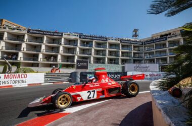 Jean Alesi eliminato dal GP storico di Monaco mentre era al comando con la Ferrari