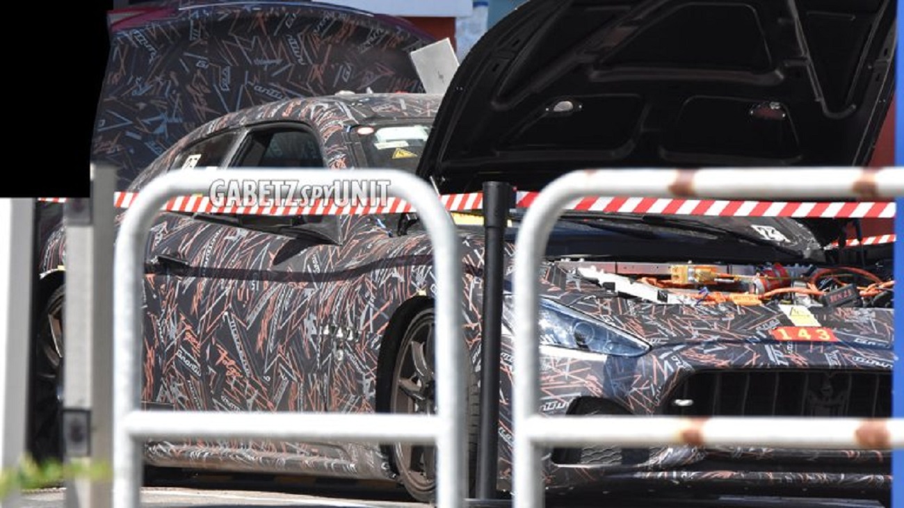 Maserati GranTurismo Folgore: nuova foto-spia mostra il cofano aperto
