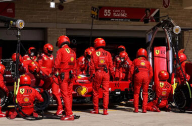 Carlos Sainz chiede alla Ferrari di analizzare i recenti errori ai box