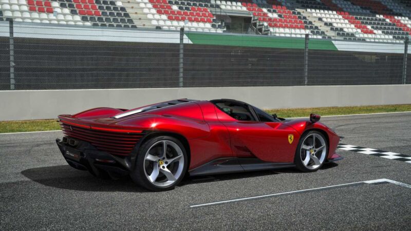 Ferrari-Daytona-SP3-5